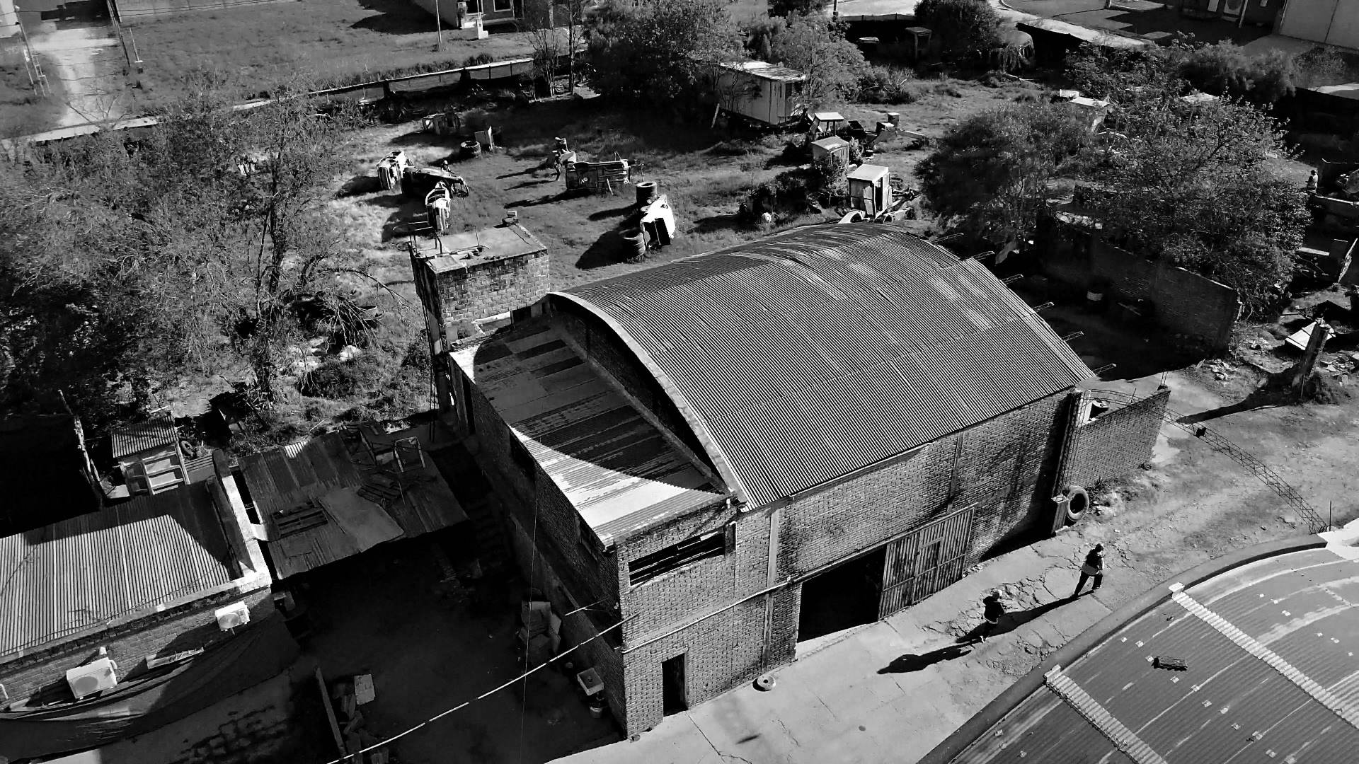 El campo de Airsoft Paraná visto desde un dron: el galpón y el campo de juego atrás